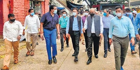 ಕೆ.ಆರ್.ಮಾರುಕಟ್ಟೆಯಲ್ಲಿ ನಡೆಯುತ್ತಿರುವ ಕಾಮಗಾರಿ ಪರಿಶೀಲನೆ ನಡೆಸುತ್ತಿರುವ ಬಿಬಿಎಂಪಿ ಅಧಿಕಾರಿಗಳು