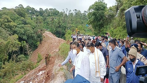 ಹಾಸನ ಜಿಲ್ಲೆಯ ಸಕಲೇಶಪುರದ ದೋಣಿಗಲ್ ಬಳಿ ರಾಷ್ಟ್ರೀಯ ಹೆದ್ದಾರಿ ತೀವ್ರ ಕುಸಿತದಿಂದ ಹಾನಿಗೊಳಗಾದ ಪ್ರದೇಶಗಳಿಗೆ ಕಂದಾಯ ಸಚಿವ ಆರ್ ಅಶೋಕ್ ಹಾಗೂ ಇತರರು ಭೇಟಿ ಕೊಟ್ಟರು
