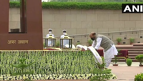 ವೀರ ಯೋಧರಿಗೆ ಗೌರವ ನಮನ ಸಲ್ಲಿಸುತ್ತಿರುವ ರಕ್ಷಣಾ ಸಚಿವ ರಾಜನಾಥ್ ಸಿಂಗ್