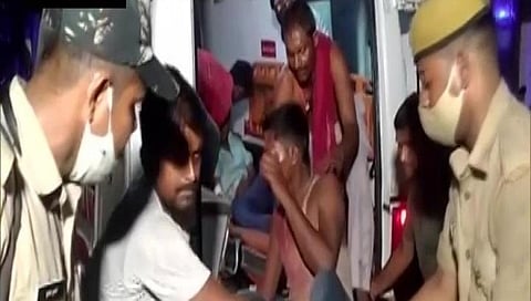 ಗಾಯಗೊಂಡವರನ್ನು ಆಸ್ಪತ್ರೆಗೆ ಸಾಗಿಸುತ್ತಿರುವುದು