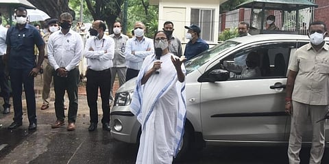 ಸೋನಿಯಾ ಗಾಂಧಿ ನಿವಾಸದ ಬಳಿ ಮಾತನಾಡುತ್ತಿರುವ ಮಮತಾ ಬ್ಯಾನರ್ಜಿ