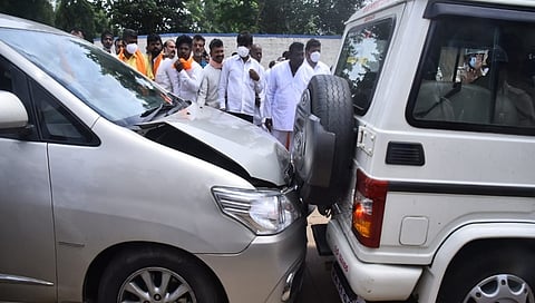ಬೆಂಗಾವಲು ವಾಹನಕ್ಕೆ ಡಿಕ್ಕಿ ಹೊಡೆದ ಕಾರು