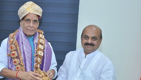 ಇಂದು ದೆಹಲಿಯಲ್ಲಿ ಕೇಂದ್ರ ರಕ್ಷಣಾ ಸಚಿವ ರಾಜನಾಥ್ ಸಿಂಗ್ ಅವರನ್ನು ಭೇಟಿ ಮಾಡಿದ ಸಿಎಂ ಬಸವರಾಜ ಬೊಮ್ಮಾಯಿ