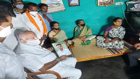 ಗುಂಡ್ಲುಪೇಟೆಯ ಬೊಮ್ಮಲಾಪುರದಲ್ಲಿ ಆತ್ಮಹತ್ಯೆ ಮಾಡಿಕೊಂಡ ಅಭಿಮಾನಿ ರವಿ ಮನೆಗೆ ತೆರಳಿ ಶ್ರದ್ಧಾಂಜಲಿ ಸಲ್ಲಿಸಿ ಕುಟುಂಬಸ್ಥರಿಗೆ ಸಾಂತ್ವನ ಹೇಳಿದ ಬಿ ಎಸ್ ಯಡಿಯೂರಪ್ಪ