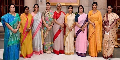 ನೂತನ ಮೋದಿ ಸಂಪುಟದಲ್ಲಿ ನಿರ್ಮಲಾ ಸೀತಾರಾಮನ್, ಸ್ಮೃತಿ ಇರಾನಿ ಕ್ಯಾಬಿನೆಟ್ ಸಚಿವರಾಗಿ ಮುಂದುವರೆದಿದ್ದು, ಏಳು ಮಹಿಳಾ ಸಚಿವರು ರಾಜ್ಯ ಖಾತೆ ಸಚಿವರಾಗಿ ಅಧಿಕಾರ ಸ್ವೀಕರಿಸಿದ್ದಾರೆ.