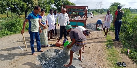 ರಸ್ತೆ ರಿಪೇರಿ ಮಾಡಿಸುತ್ತಿರುವ ಎಎಸ್ ಐ