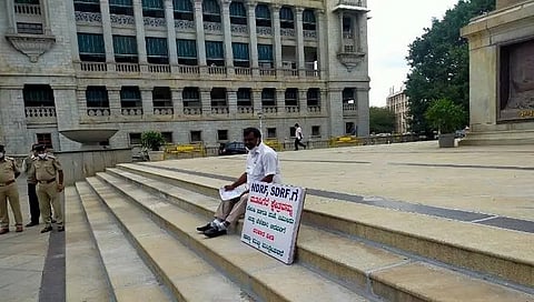 ವಿಧಾನಸೌಧ ಮುಂದೆ ಗಾಂಧಿ ಪ್ರತಿಮೆ ಎದುರು ಧರಣಿ ಕುಳಿತ ಮೂಡಿಗೆರೆ ಶಾಸಕ ಎಂ ಪಿ ಕುಮಾರಸ್ವಾಮಿ