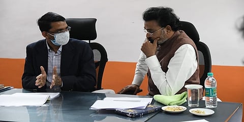 ಅಧಿಕಾರಿಗಳೊಂದಿಗೆ ಸಾರಿಗೆ ಸಚಿವ ಬಿ.ಶ್ರೀರಾಮುಲು