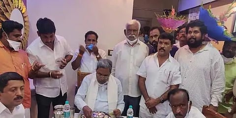 ಎಂಟಿಬಿ ನಾಗರಾಜ್ ಮತ್ತಿತರೊಂದಿಗೆ ಸಿದ್ದು ಊಟ ಮಾಡುತ್ತಿರುವ ಚಿತ್ರ
