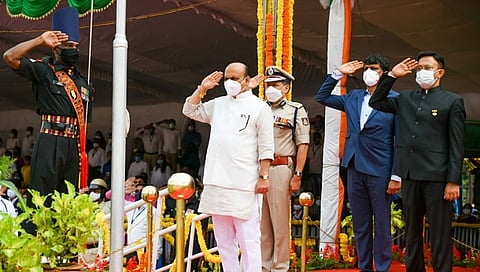 ಧ್ವಜಾರೋಹಣ ನೆರವೇರಿಸಿದ ಸಿಎಂ ಬೊಮ್ಮಾಯಿ