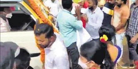 ಸ್ಥಳದಲ್ಲಿ ಪ್ರತಿಭಟನೆ ನಡೆಸುತ್ತಿರುವ ಎಸ್'ಡಿಪಿಐ ಕಾರ್ಯಕರ್ತರು