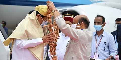 ಉಪ ರಾಷ್ಟ್ರಪತಿ ಎಂ. ವೆಂಕಯ್ಯ ನಾಯ್ಡು ಅವರನ್ನು ಸ್ವಾಗತಿಸಿರುವ ಮುಖ್ಯಮಂತ್ರಿ ಬಸವರಾಜ ಬೊಮ್ಮಾಯಿ