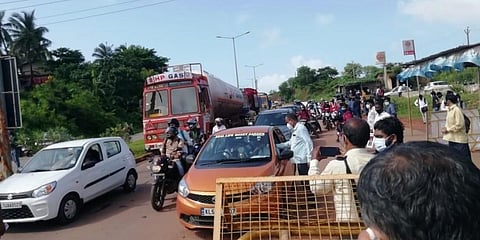 ಕರ್ನಾಟಕ ಗಡಿಯಲ್ಲಿ ಕೇರಳ ಪ್ರಯಾಣಿಕರು
