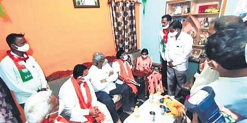 ಯೋಧನ ಕುಟುಂಬಕ್ಕೆ ನಾರಾಯಣಸ್ವಾಮಿ ಭೇಟಿ