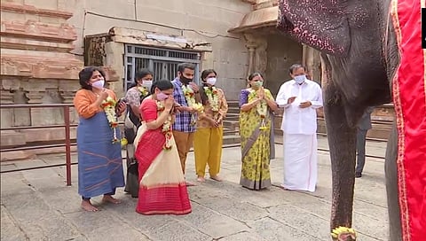 ಕುಟುಂಬಸ್ಥರೊಂದಿಗೆ ವಿರೂಪಾಕ್ಷ ದೇವಾಲಯದಲ್ಲಿ ಆನೆಯ ಆಶೀರ್ವಾದ ಪಡೆದ ಉಪ ರಾಷ್ಟ್ರಪತಿ ಎಂ ವೆಂಕಯ್ಯ ನಾಯ್ಡು