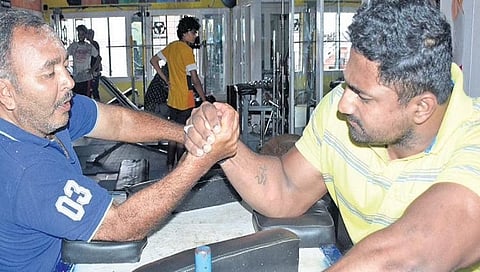 ತಮ್ಮ ಕೋಚ್ ಜೊತೆ ಅಭ್ಯಾಸನಿರತ ರಾಜು