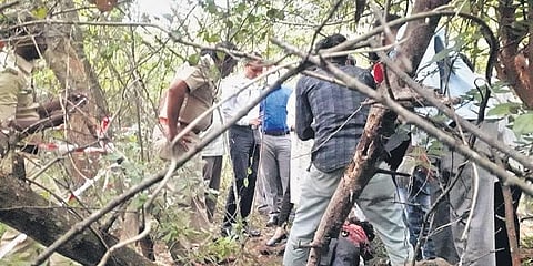 ಸ್ಥಳದಲ್ಲಿ ಪರಿಶೀಲನೆ ನಡೆಸುತ್ತಿರುವ ಅಧಿಕಾರಿಗಳು