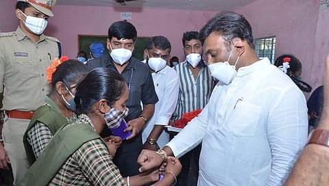 ಸಚಿವ ಸುಧಾಕರ್'ಗೆ ರಾಖಿ ಕಟ್ಟುತ್ತಿರುವ ವಿದ್ಯಾರ್ಥಿನಿಯರು