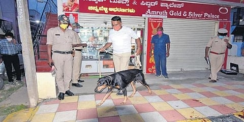 ಆಭರಣ ಮಳಿಗೆ ಬಳಿ ಶ್ವಾನದಳದ ಜೊತೆಗಿರುವ ಪೊಲೀಸರು