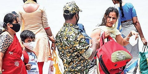 ಮಾಸ್ಕ್ ಧರಿಸದ ಮಹಿಳೆಗೆ ದಂಡ ವಿಧಿಸುತ್ತಿರುವ ಬಿಬಿಎಂಪಿ ಮಾರ್ಷಲ್