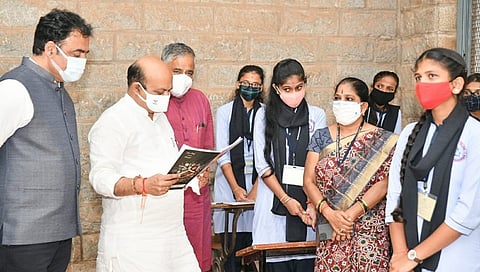 ಶಾಲೆಗೆ ಭೇಟಿ ನೀಡಿರುವ ಸಿಎಂ ಬೊಮ್ಮಾಯಿ (ಸಂಗ್ರಹ ಚಿತ್ರ)