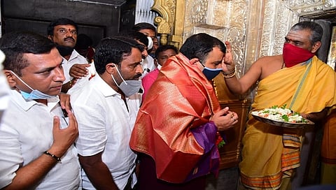 ಇಂದು ಬೆಳಿಗ್ಗೆ ಮೈಸೂರಿನಲ್ಲಿ ಚಾಮುಂಡಿ ಬೆಟ್ಟಕ್ಕೆ ತೆರಳಿ ತಾಯಿ ಚಾಮುಂಡೇಶ್ವರಿಯ ದರ್ಶನ ಪಡೆದ ಇಂಧನ ಇಲಾಖೆ ಸಚಿವ ಸುನಿಲ್ ಕುಮಾರ್