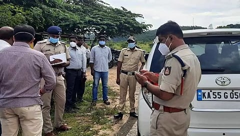 ಪೊಲೀಸರು ನಿನ್ನೆ ಸ್ಥಳಕ್ಕೆ ಭೇಟಿ ನೀಡಿ ಪರಿಶೀಲನೆ ನಡೆಸಿದ್ದ ಸಾಂದರ್ಭಿಕ ಚಿತ್ರ