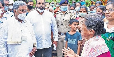 ಮಾಜಿ ಮುಖ್ಯಮಂತ್ರಿ ಸಿದ್ದರಾಮಯ್ಯ ಅವರ ಬಳಿ ಅಳಲು ತೋಡಿಕೊಳ್ಳುತ್ತಿರುವ ವೃದ್ಧೆ.