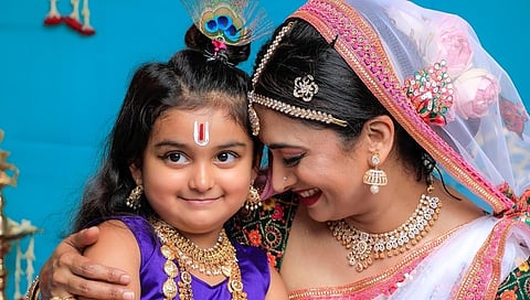 ಶ್ರೀಕೃಷ್ಣ ಜನ್ಮಾಷ್ಠಮಿಗೆ ಪುಟ್ಟ ಮಕ್ಕಳಿಗೆ ಕೃಷ್ಣನ ವೇಷ ಹಾಕಿ ಸಂಭ್ರಮಿಸುವುದೆಂದರೆ ತಾಯಂದಿರಿಗೆ ಎಲ್ಲಿಲ್ಲದ ಖುಷಿ. ಇಲ್ಲಿ ಸ್ಯಾಂಡಲ್ ವುಡ್ ನ ಕೆಲವು ತಾರೆಯರು ಇಂದು ಶ್ರೀಕೃಷ್ಣ ಜನ್ಮಾಷ್ಠಮಿಗೆ ತಾವು ಯಶೋಧೆಯಾಗಿ ಪುಟ್ಟ ಕಂದಮ್ಮರನ್ನು ಕೃಷ್ಣನಾಗಿ ವೇಷ ಹಾಕಿ ಸಂಭ್ರಮಿಸಿದ್ದಾರೆ.