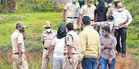 ಆರೋಪಿಗಳನ್ನು ಸ್ಥಳಕ್ಕೆ ಕರೆದುಕೊಂಡುಹೋಗಿರುವ ಪೊಲೀಸರು
