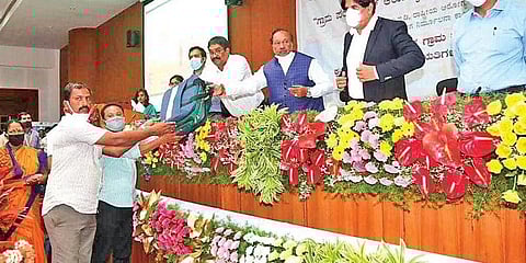 ಆರೋಗ್ಯ ಕಿಟ್ ವಿತರಿಸಿದ ಈಶ್ವರಪ್ಪ