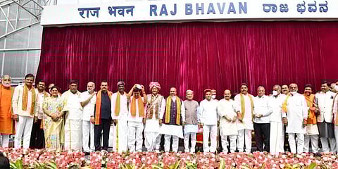 ರಾಜಭವನದಲ್ಲಿ ನೂತನ ಸಚಿವರೊಂದಿಗೆ ರಾಜ್ಯಪಾಲ ತಾವರ್ ಚಂದ್ ಗೆಹ್ಲೋಟ್