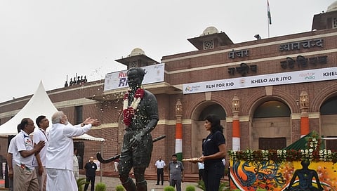 ಮೇಜರ್ ಧ್ಯಾನ್ ಚಂದ್ ಪ್ರತಿಮೆಗೆ ಪ್ರಧಾನಿಯಿಂದ ಪುಷ್ಪ ನಮನ(ಟ್ವಿಟ್ಟರ್ ಖಾತೆಯಿಂದ)