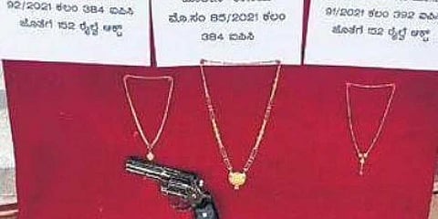 ಕಳ್ಳರ ಗ್ಯಾಂಗ್ ನಿಂದ ಚಿನ್ನಾಭರಣ ಮತ್ತು ಗನ್ ವಶ