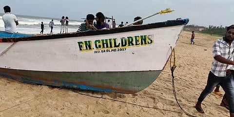 ಮಗುಚಿದ ದೋಣಿ