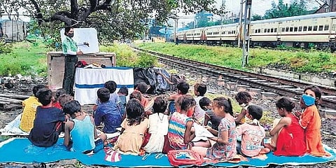 ಪಾಠ ಮಾಡುತ್ತಿರುವ ಮಹಿಳಾ ಪೊಲೀಸ್