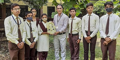 ಪ್ರಾಧ್ಯಾಪಕರೊಡನೆ ಶಾಲಾ ವಿದ್ಯಾರ್ಥಿಗಳ ತಂಡ