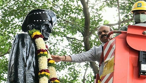 ಇಂಜಿನಿಯರ್ ಗಳ ದಿನಾಚರಣೆಯ ಅಂಗವಾಗಿ ಮುಖ್ಯಮಂತ್ರಿ ಬಸವರಾಜ ಬೊಮ್ಮಾಯಿ ಕೆ.ಆರ್.ವೃತ್ತದಲ್ಲಿ ಭಾರತರತ್ನ ಸರ್ ಎಂ.ವಿಶ್ವೇಶ್ವರಯ್ಯ ಅವರ ಪ್ರತಿಮೆಗೆ ಮಾಲಾರ್ಪಣೆ ಮಾಡಿ ಗೌರವ ನಮನಗಳನ್ನು ಸಲ್ಲಿಸಿದರು.