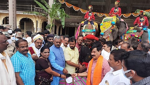 ಮೈಸೂರು ಅರಮನೆಗೆ ಗಜಪಡೆಗಳನ್ನು ಸ್ವಾಗತ ಕೋರಿದ ಜಿಲ್ಲಾ ಉಸ್ತುವಾರಿ ಸಚಿವ ಎಸ್ ಟಿ ಸೋಮಶೇಖರ್ ಹಾಗೂ ಇತರರು