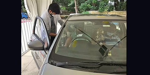 ಕಾರಿನಲ್ಲೇ ಕುಳಿತು ಲಸಿಕೆ ಪಡೆಯುತ್ತಿರುವುದು