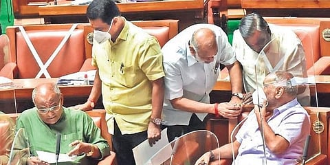 ಸದನದಲ್ಲಿ ಮಾತುಕತೆ ನಡೆಸುತ್ತಿರುವ ಶಾಸಕರು