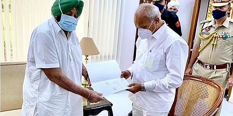 ರಾಜ್ಯಪಾಲರಿಗೆ ರಾಜೀನಾಮೆ ಸಲ್ಲಿಸುತ್ತಿರುವ ಅಮರೀಂದರ್ ಸಿಂಗ್