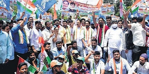 ನ್ಯಾಶನಲ್ ಸ್ಟೂಡೆಂಟ್ಸ್ ಯೂನಿಯನ್ ಆಫ್ ಇಂಡಿಯಾ ಸದಸ್ಯರು ಸರ್ಕಾರದ ದೇವಾಲಯ ತೆರವು ಕ್ರಮದ ವಿರುದ್ಧ ಶನಿವಾರ  ಪ್ರತಿಭಟನೆ ನಡೆಸಿದರು.