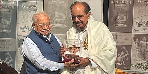 ಕೇಂದ್ರ ಸಾಹಿತ್ಯ ಅಕಾಡೆಮಿ ಪ್ರಶಸ್ತಿ ಸ್ವೀಕರಿಸಿದ ಎಂ. ವೀರಪ್ಪ ಮೊಯ್ಲಿ