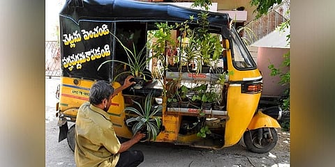 ರಿಕ್ಷಾದಲ್ಲೇ ಉದ್ಯಾನ ಸೃಷ್ಟಿಸಿರುವ ಪರಿಸರ ಪ್ರೇಮಿ ಅಟೋ ಚಾಲಕ ಬಾಬು
