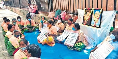 ಮುಷ್ಕರದಲ್ಲಿ ನಿರತರಾಗಿರುವ ನಿಮ್ಹಾನ್ಸ್ ಕಾರ್ಮಿಕರು