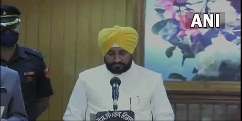 ಚರಣ್ ಜಿತ್ ಸಿಂಗ್ ಛನಿ ಪ್ರಮಾಣ ವಚನ ಸ್ವೀಕಾರದ ಚಿತ್ರ