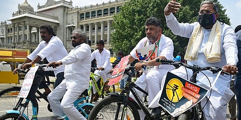 ಸೈಕಲ್ ಜಾಥಾದಲ್ಲಿ ಸಿದ್ದರಾಮಯ್ಯ, ಡಿಕೆಶಿವಕುಮಾರ್ ಮತ್ತಿತರು ಭಾಗಿಯಾದ ಚಿತ್ರ