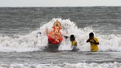ಗಣೇಶೋತ್ಸವದ 10ನೇ ದಿನ ಗಣೇಶ ವಿಸರ್ಜನೆ ಮಾಡುತ್ತಿರುವ ಸ್ವಯಂ ಸೇವಕರು (ಎಎನ್ಐ ಚಿತ್ರ)