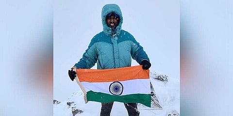 ಮೌಂಟ್ ಎಲ್ಬ್ರಸ್ ನಲ್ಲಿ ತ್ರಿವರ್ಣ ಧ್ವಜ ಹಿಡಿದು ನಿಂತಿರುವ ನವೀನ್